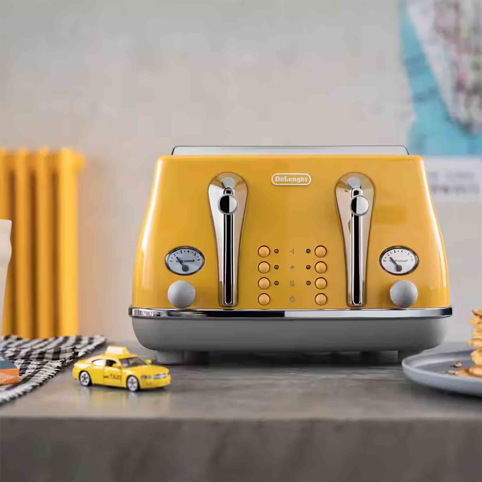 Delonghi Icona Capitals 4 Slice Toaster in Yellow - CTOC4003Y image 2