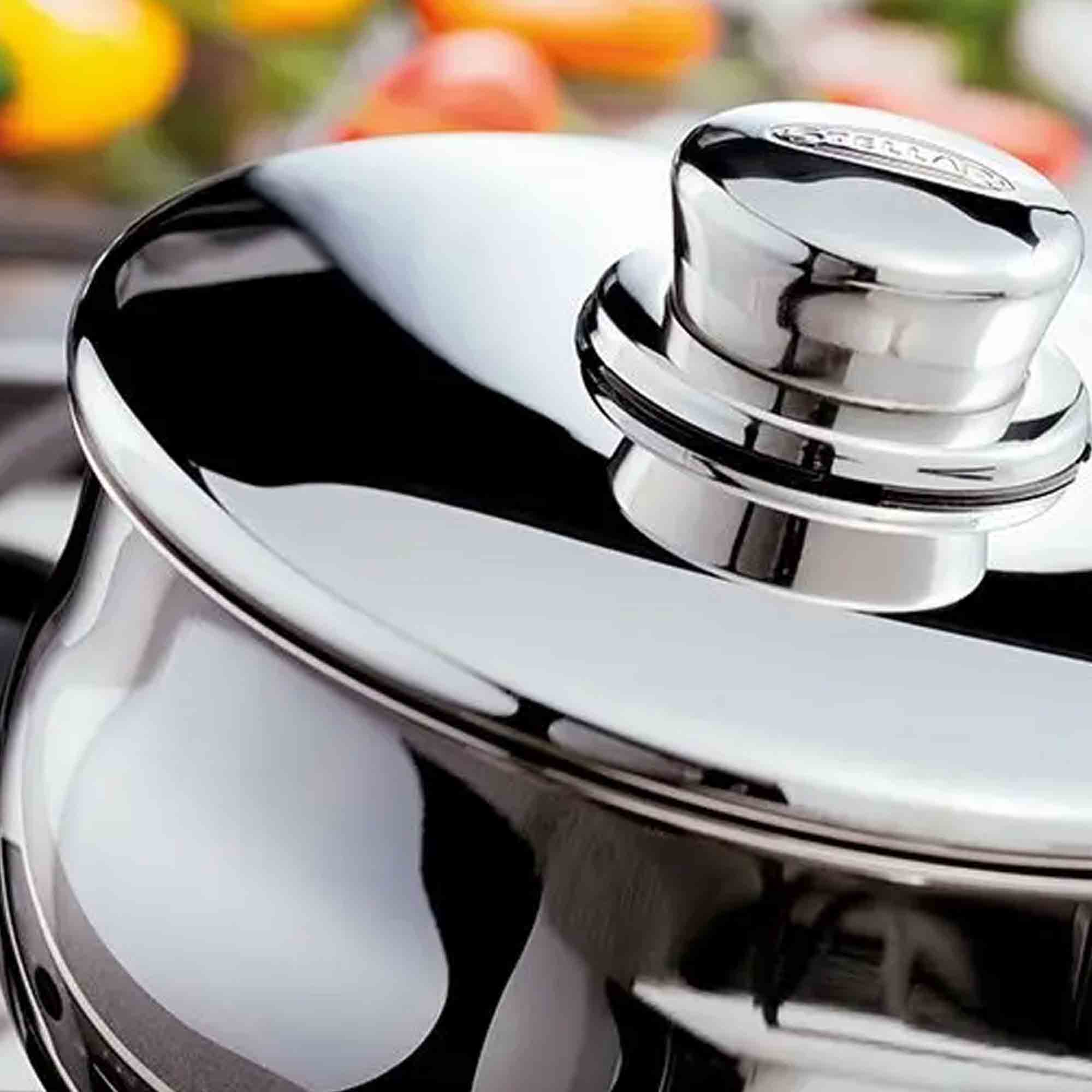 Close-up of a Stellar S1C1B saucepan from the set.