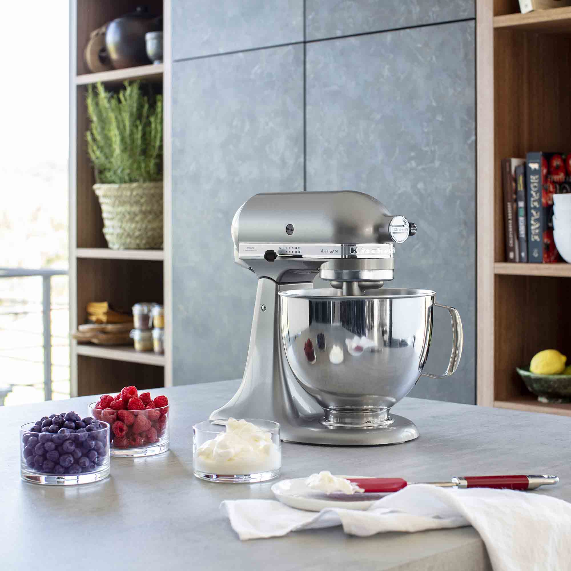 KitchenAid 4.8 Litre Artisan Stand Mixer in Contour Silver - 5KSM125BCU image 5
